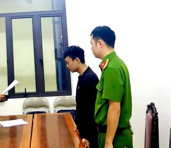 Dụ dỗ thiếu nữ dưới 16 tuổi quan hệ tình cảm vì mục đích khiêu dâm