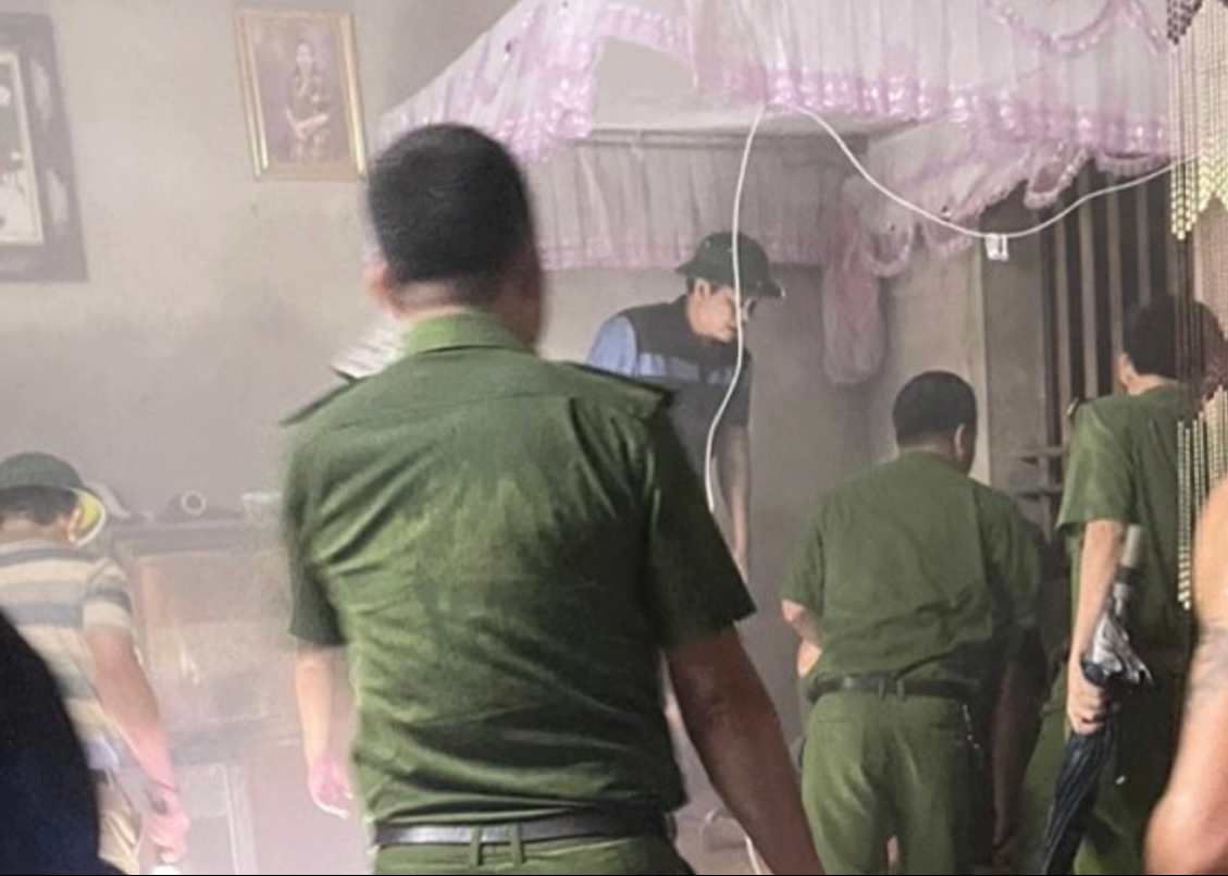 Mang 10 lít xăng tới nhà chồng cũ tưới lên người đòi tự thiêu