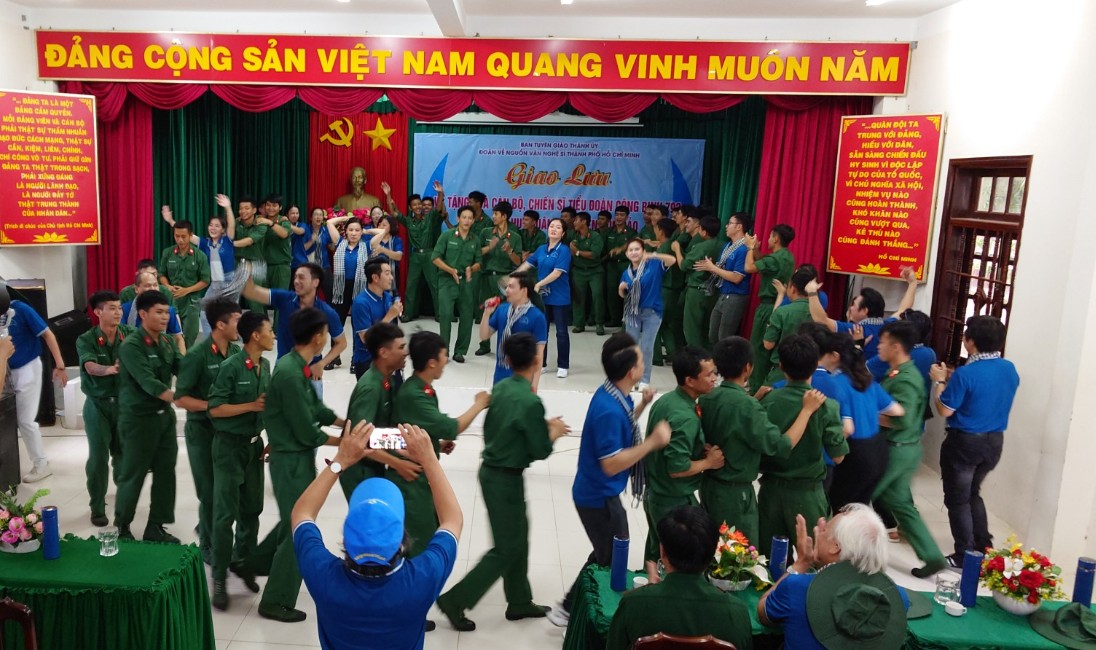 Đoàn Văn nghệ sĩ TP HCM hát cùng chiến sĩ nơi đảo xa
