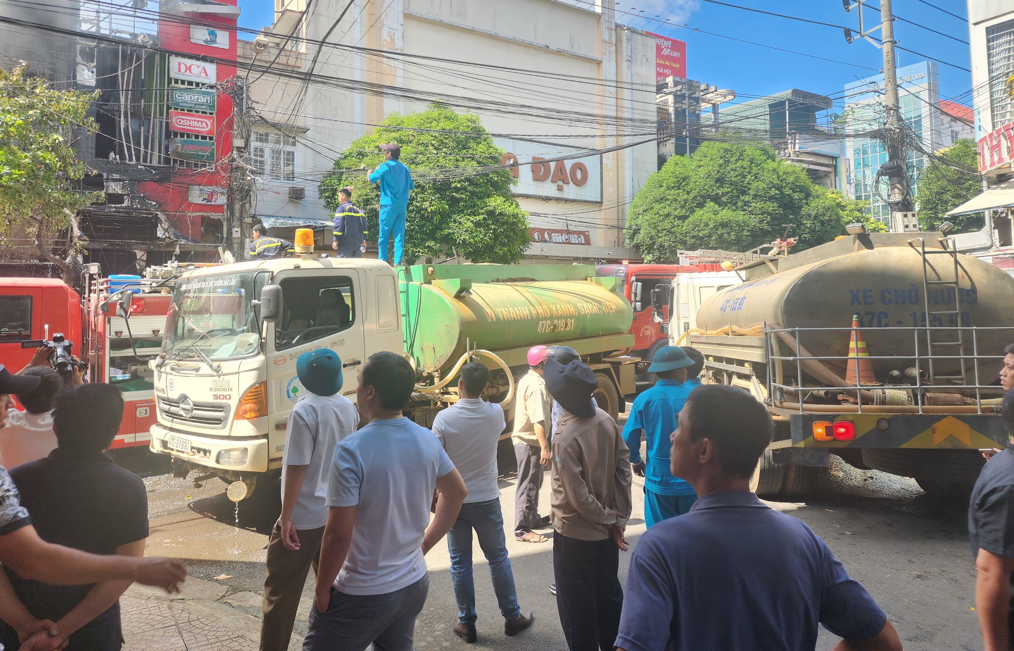Ch&aacute;y lớn ở Bu&ocirc;n Ma Thuột, vợ chồng gi&agrave; mất 10 tỉ đồng trong t&iacute;ch tắc - Ảnh 4.