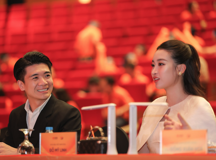 G&aacute;i một con Đỗ Mỹ Linh l&agrave;m gi&aacute;m khảo cuộc thi t&igrave;m kiếm sắc đẹp v&agrave; t&agrave;i năng - Ảnh 2.