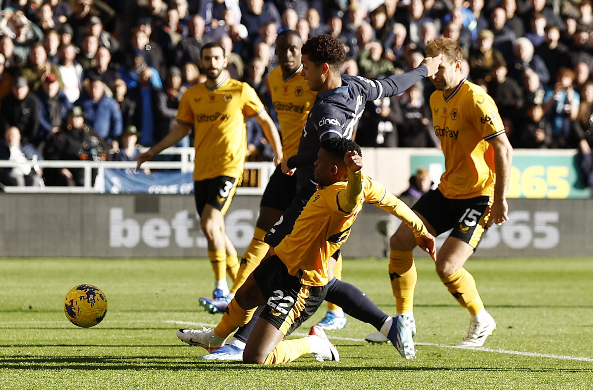 Ngược d&ograve;ng si&ecirc;u đỉnh, Wolverhampton thắng nghẹt thở Tottenham - Ảnh 1.