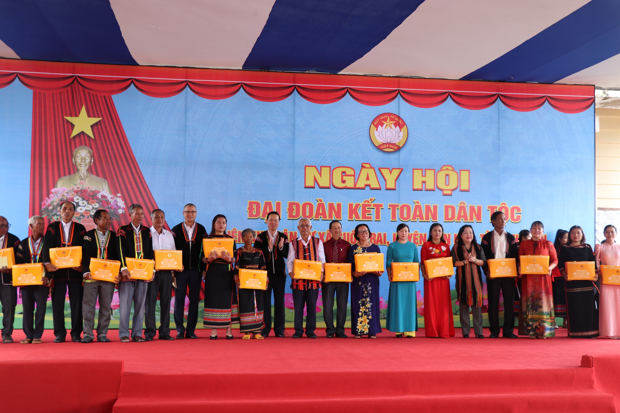Chủ tịch nước V&otilde; Văn Thưởng: Học tập l&agrave; con đường tho&aacute;t ngh&egrave;o bền vững - Ảnh 3.