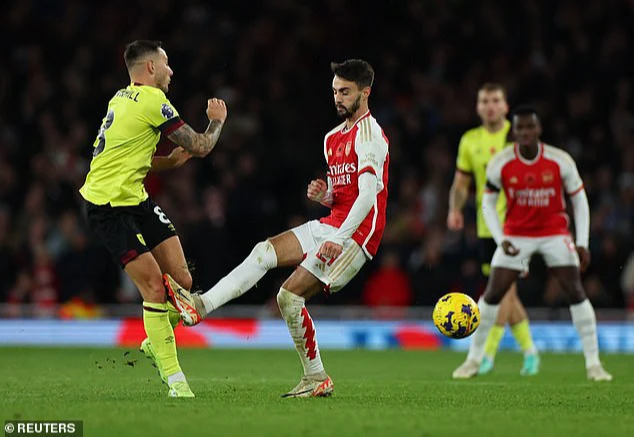 Arsenal áp sát ngôi đầu Ngoại hạng, Man United nhọc nhằn lên Top 6 - Ảnh 6.
