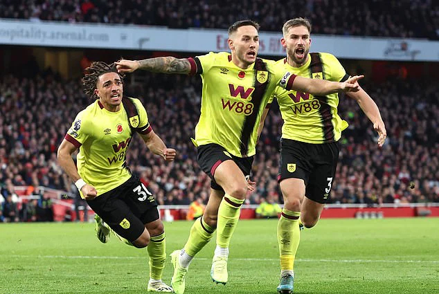 Arsenal áp sát ngôi đầu Ngoại hạng, Man United nhọc nhằn lên Top 6 - Ảnh 3.