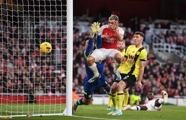 Arsenal áp sát ngôi đầu Ngoại hạng, Man United nhọc nhằn lên Top 6 - Ảnh 2.