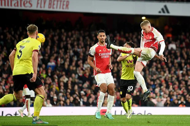 Arsenal áp sát ngôi đầu Ngoại hạng, Man United nhọc nhằn lên Top 6 - Ảnh 5.