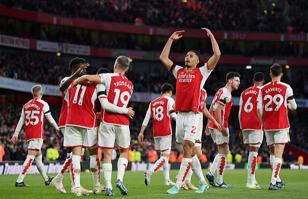 Arsenal áp sát ngôi đầu, Man United nhọc nhằn lên Top 6 Ngoại hạng Anh
