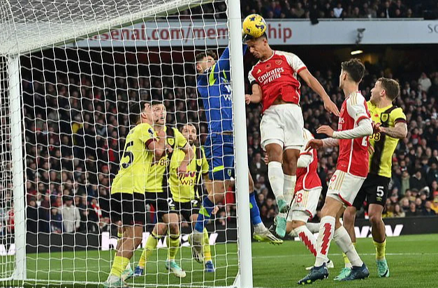 Arsenal áp sát ngôi đầu Ngoại hạng, Man United nhọc nhằn lên Top 6 - Ảnh 4.