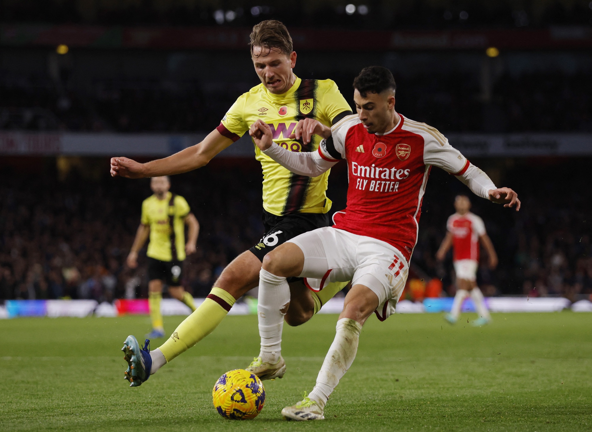 Arsenal áp sát ngôi đầu Ngoại hạng, Man United nhọc nhằn lên Top 6 - Ảnh 1.