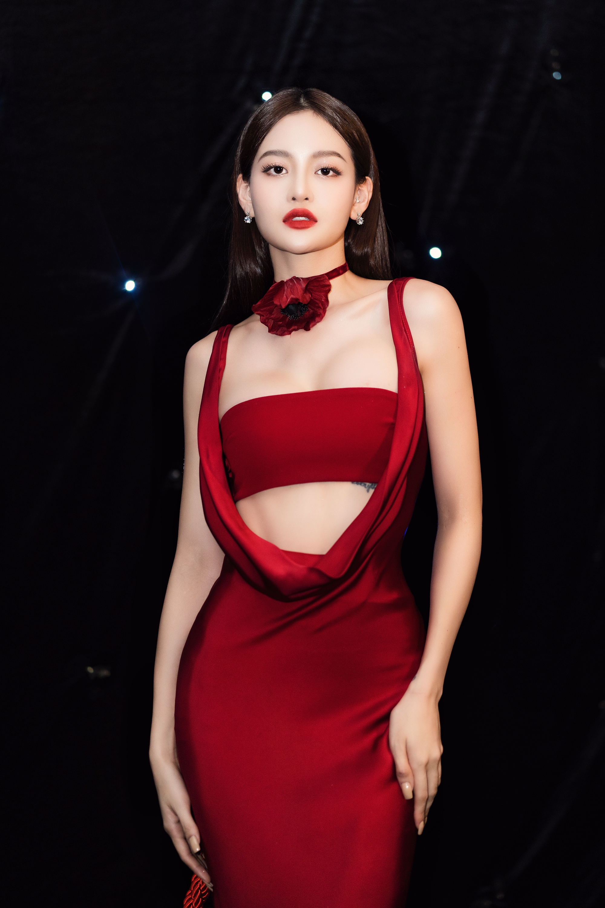 Diễn viên Thùy Anh khoe đường cong với đầm đỏ - Ảnh 3.