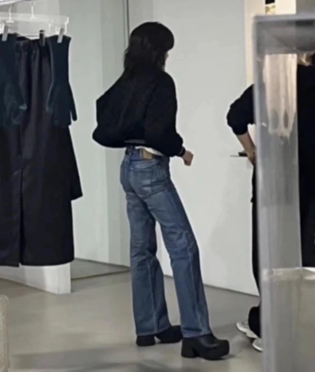 Lisa (BLACKPINK) bị bạn b&egrave; xa l&aacute;nh, đ&atilde; chia tay với bạn trai tỷ ph&uacute;? - Ảnh 3.