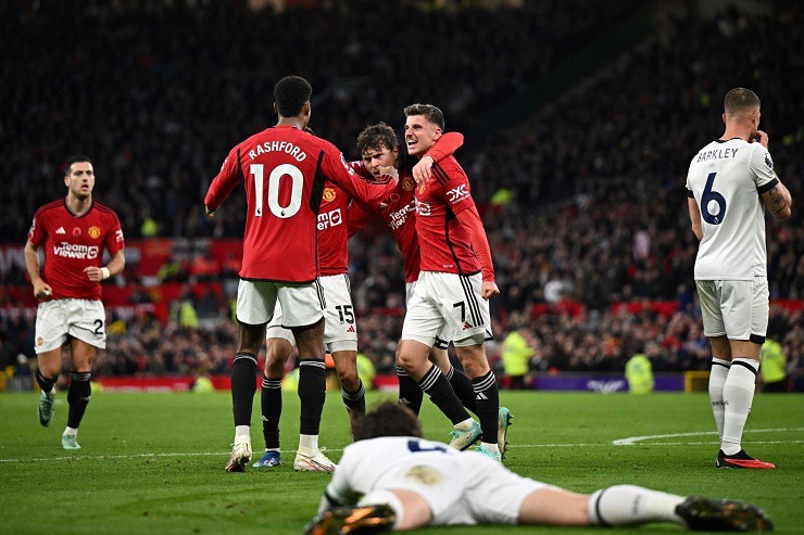 Arsenal áp sát ngôi đầu Ngoại hạng, Man United nhọc nhằn lên Top 6 - Ảnh 9.