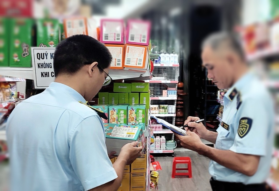 Bắt giữ số lượng lớn mỹ phẩm giả nhãn hiệu nổi tiếng thế giới - Ảnh 1.