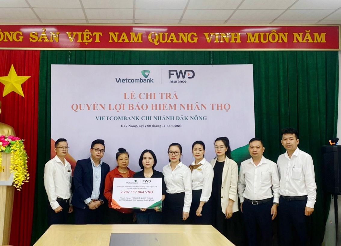 Vietcombank Đắk N&ocirc;ng c&ugrave;ng FWD chi trả quyền lợi bảo hiểm hơn 2 tỉ đồng - Ảnh 1.