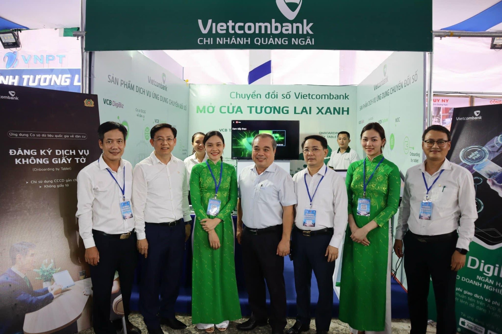 Chi nhánh Vietcombank Quảng Ngãi đưa ngân hàng số đến với khách hàng