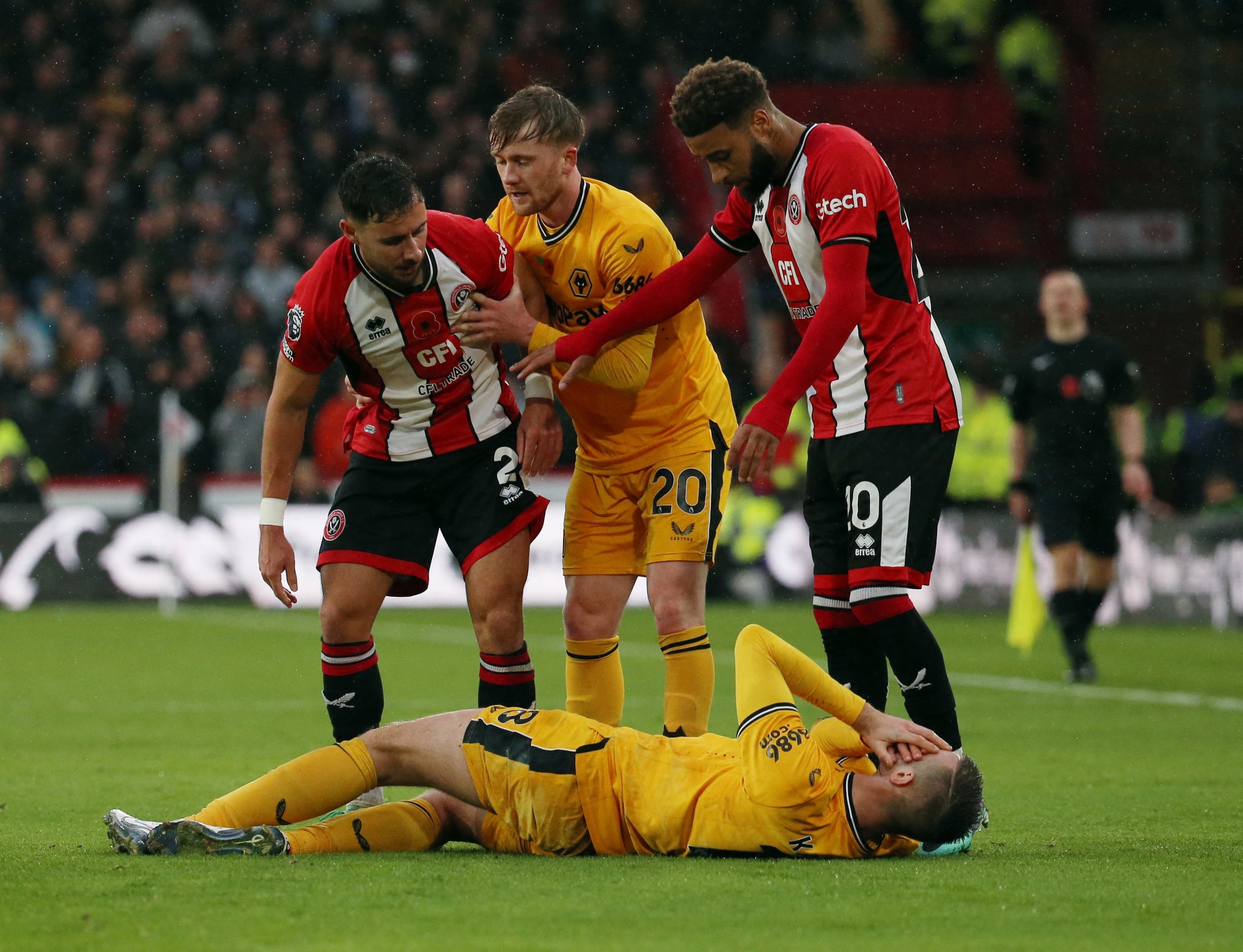 Ngoại hạng Anh cuối tuần: Tottenham quyết tranh ng&ocirc;i đầu bảng - Ảnh 4.