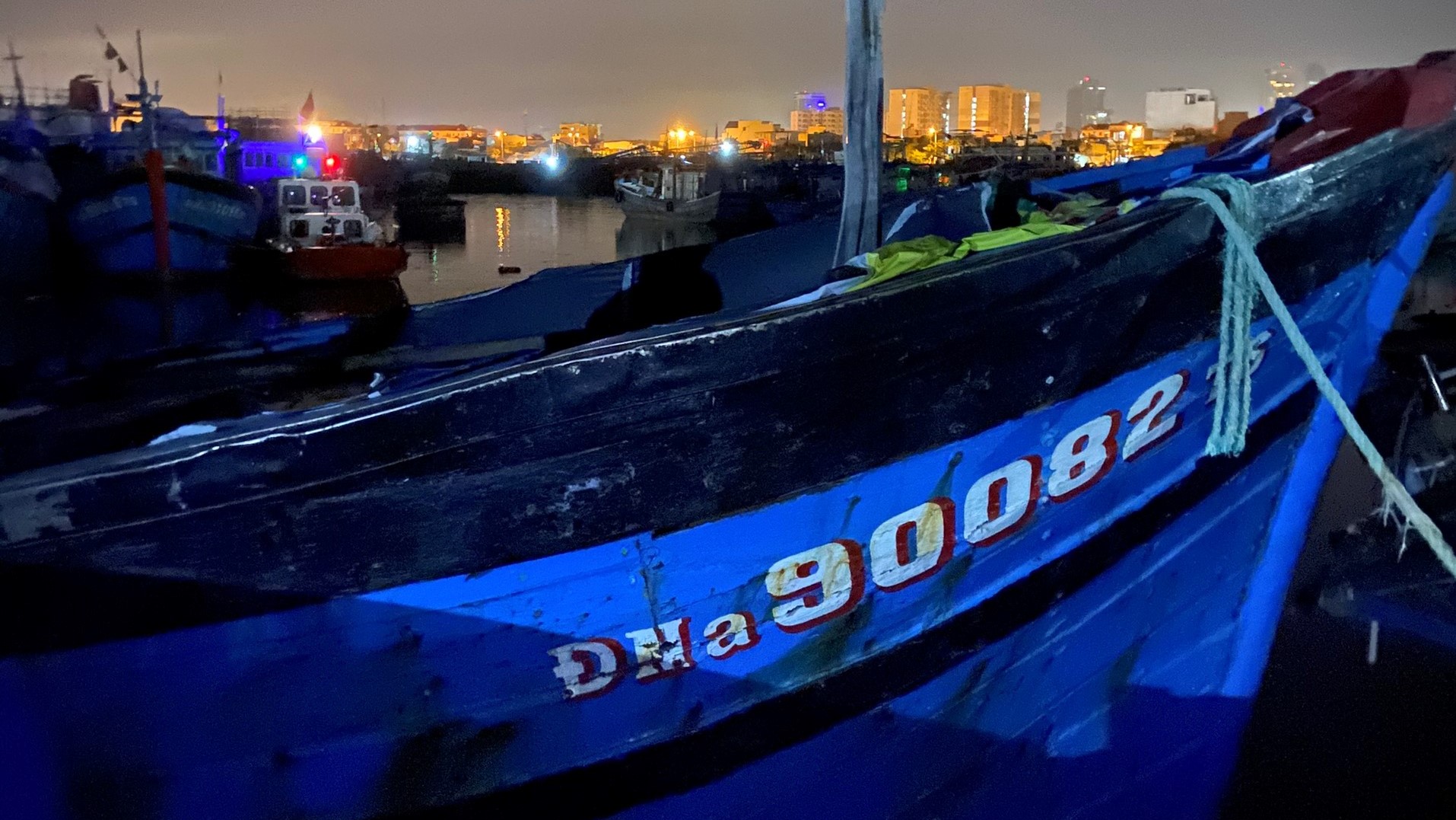 Tàu cá Đà Nẵng bất ngờ bốc cháy ngùn ngụt trong đêm