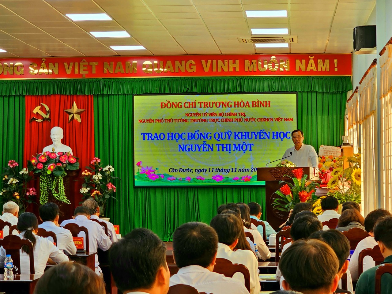 Nguyên Phó Thủ tướng Thường trực Trương Hòa Bình trao học bổng tại Long An - Ảnh 1.