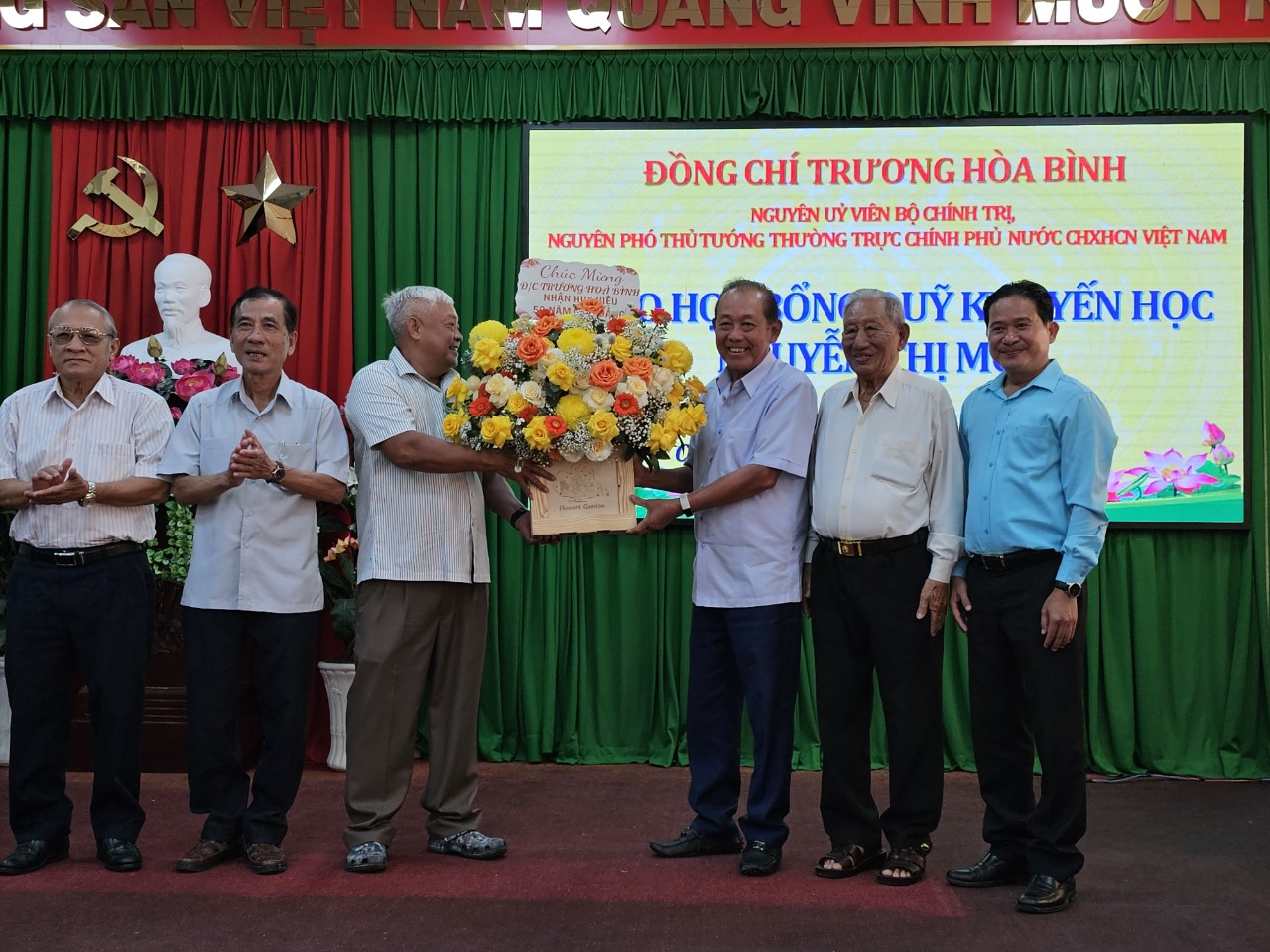 Nguyên Phó Thủ tướng Thường trực Trương Hòa Bình trao học bổng tại Long An - Ảnh 5.