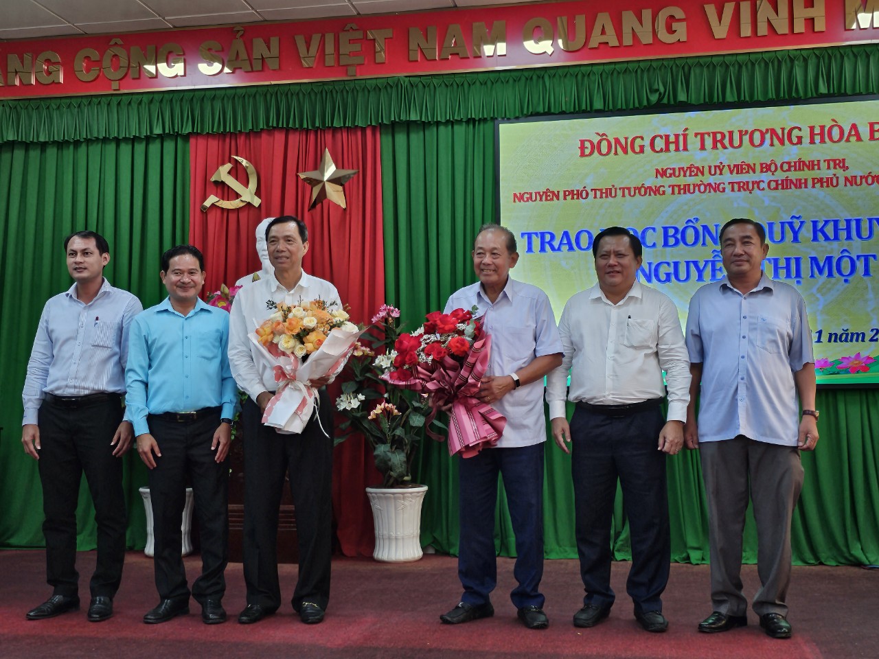 Nguyên Phó Thủ tướng Thường trực Trương Hòa Bình trao học bổng tại Long An - Ảnh 6.