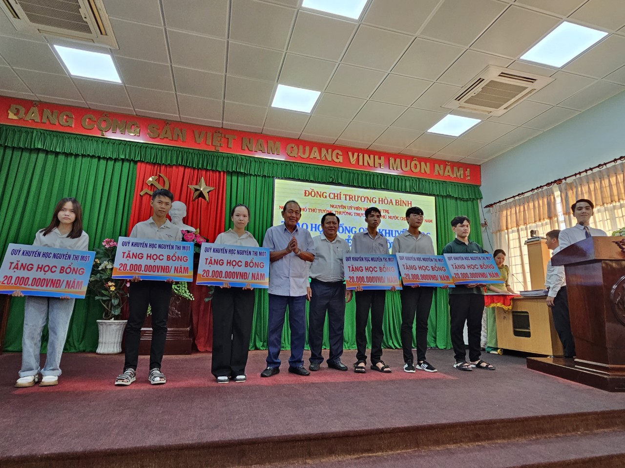 Nguyên Phó Thủ tướng Thường trực Trương Hòa Bình trao học bổng tại Long An - Ảnh 3.