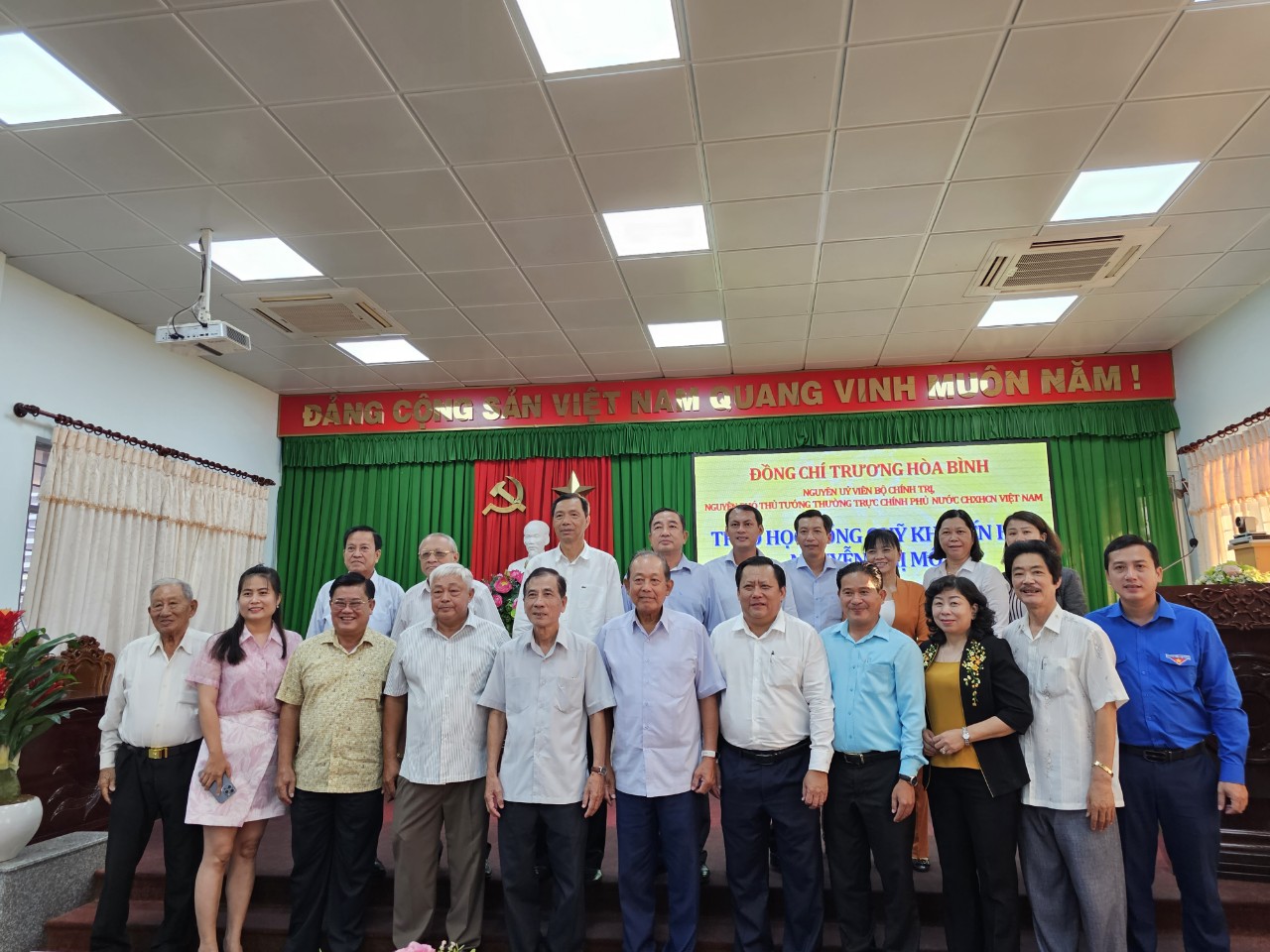 Nguyên Phó Thủ tướng Thường trực Trương Hòa Bình trao học bổng tại Long An - Ảnh 7.