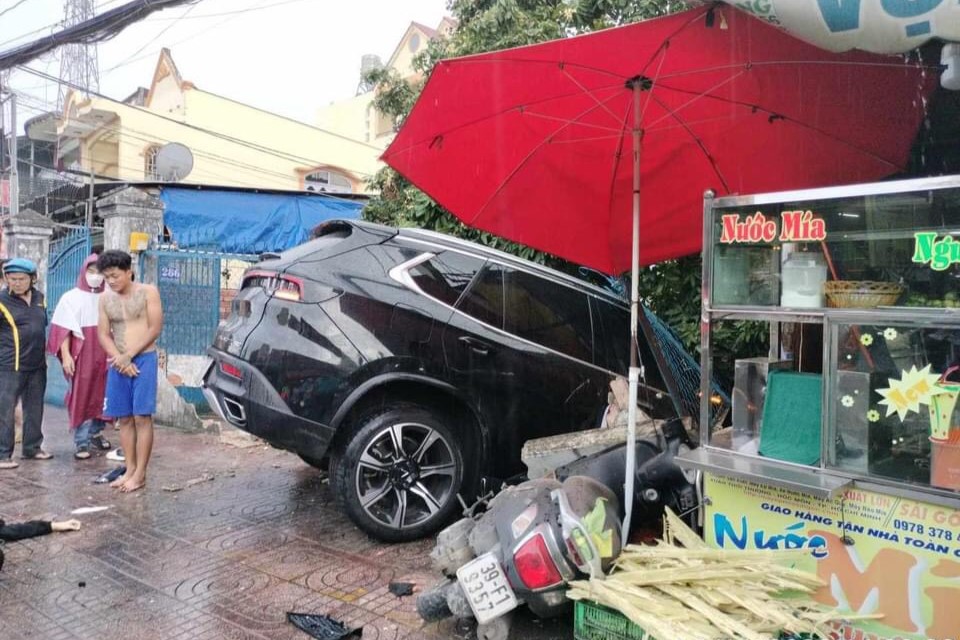 Tai nạn li&ecirc;n ho&agrave;n nghi&ecirc;m trọng ở Thủ Đức, xe nằm la liệt - Ảnh 4.