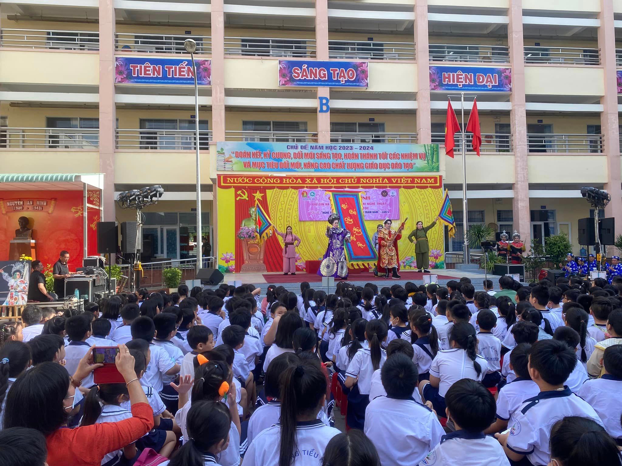 Đưa hát bội vào học đường