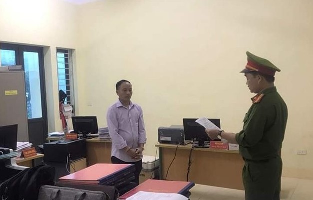 Bắt cán bộ chi nhánh văn phòng đăng ký đất đai - Ảnh 1.