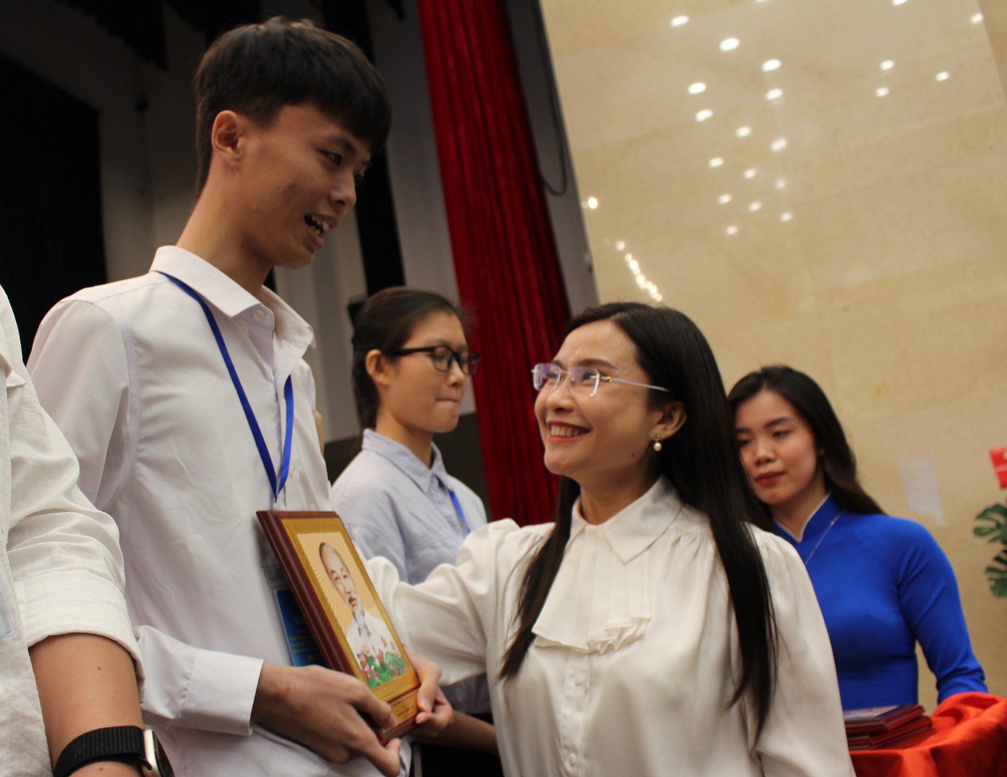Nguy&ecirc;n Chủ tịch nước Trương Tấn Sang dự buổi gặp mặt sinh vi&ecirc;n H&agrave; Tĩnh ở TP HCM - Ảnh 6.