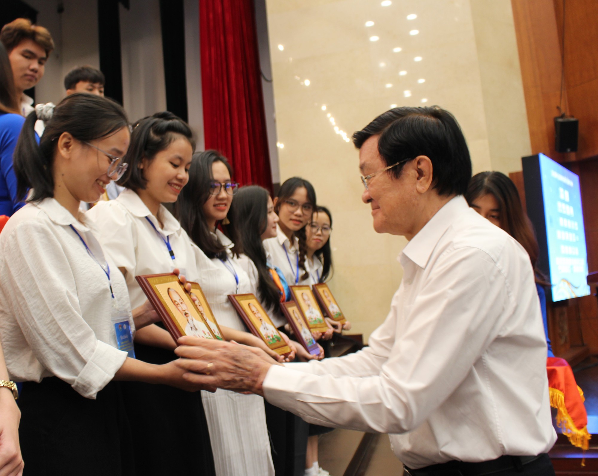 Nguyên Chủ tịch nước Trương Tấn Sang dự buổi gặp mặt sinh viên Hà Tĩnh ở TP HCM