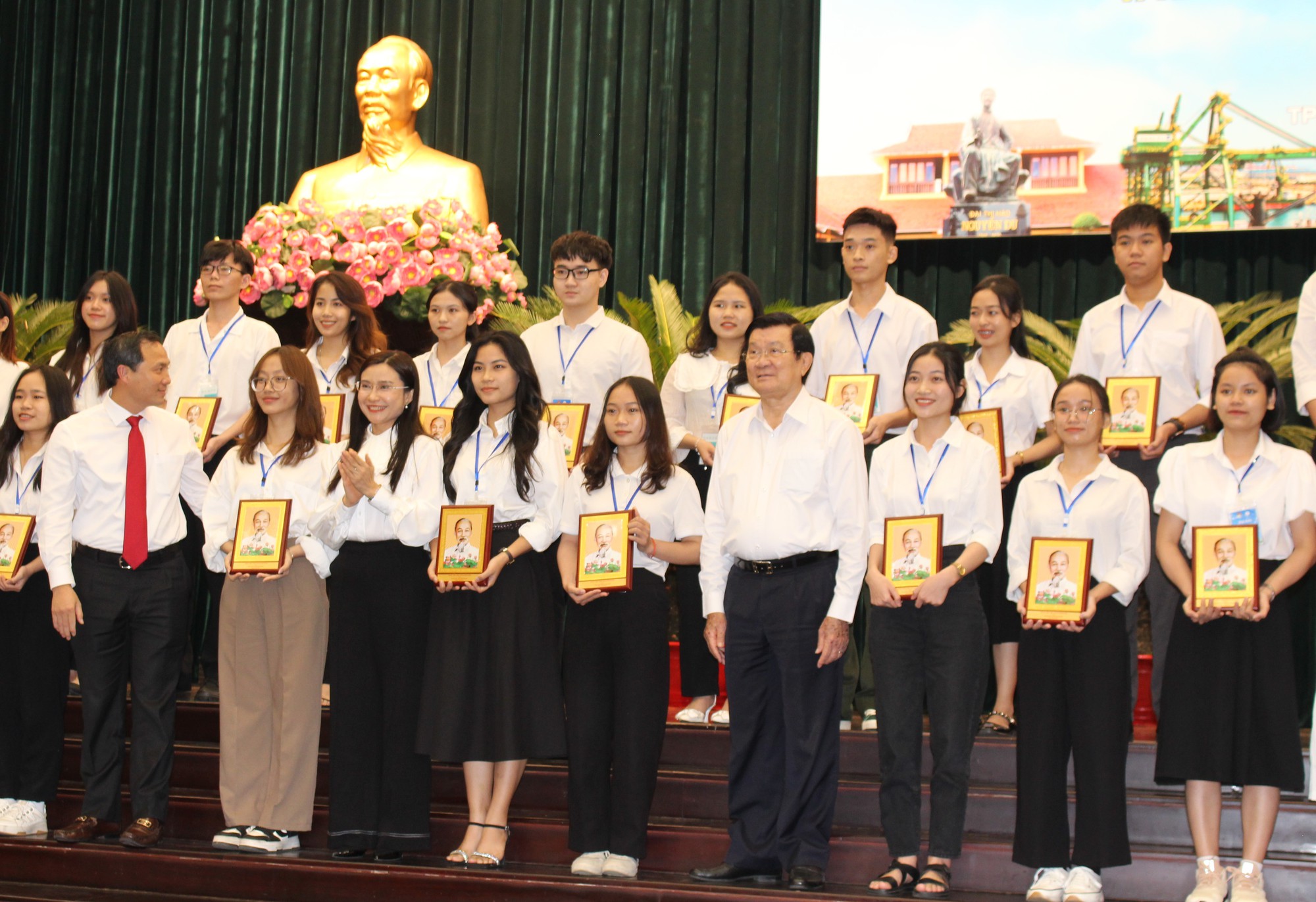 Nguy&ecirc;n Chủ tịch nước Trương Tấn Sang dự buổi gặp mặt sinh vi&ecirc;n H&agrave; Tĩnh ở TP HCM - Ảnh 1.