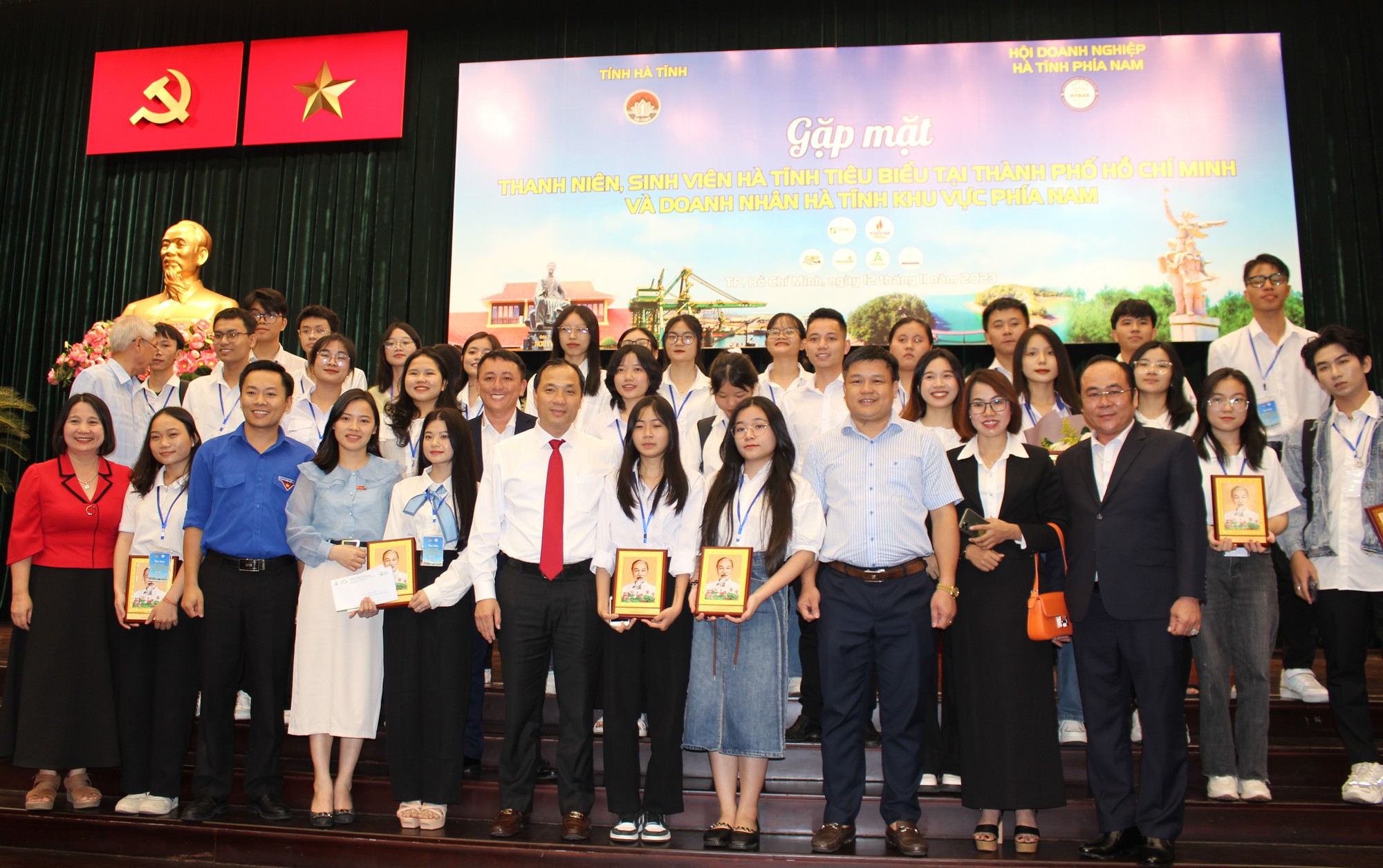 Nguy&ecirc;n Chủ tịch nước Trương Tấn Sang dự buổi gặp mặt sinh vi&ecirc;n H&agrave; Tĩnh ở TP HCM - Ảnh 7.