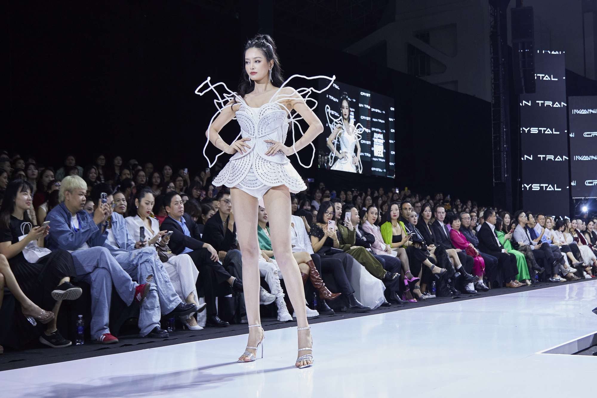 Người đẹp Bùi Khánh Linh, Lê Thu Trang khuấy động sàn catwalk - Ảnh 3.