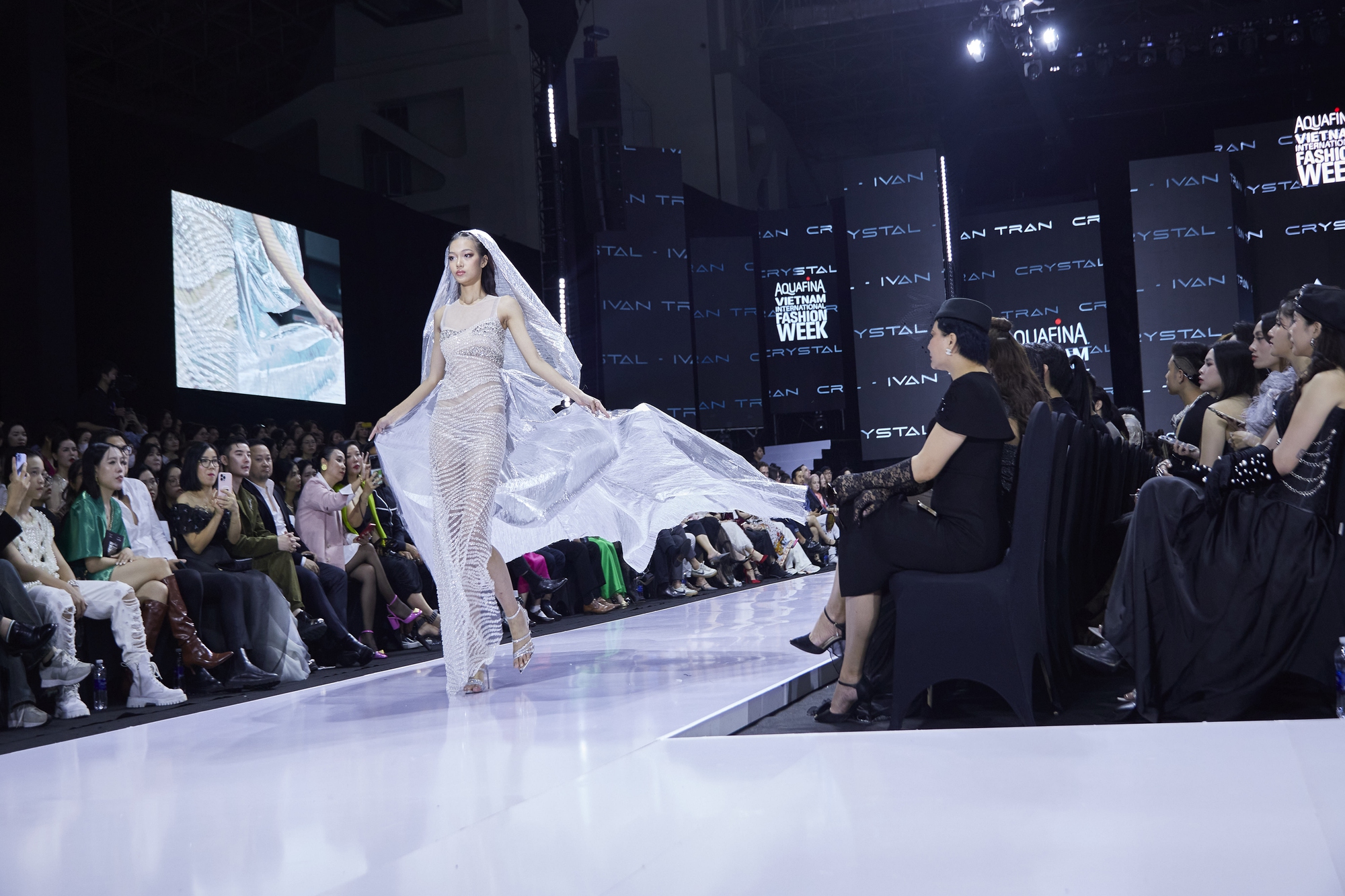 Người đẹp Bùi Khánh Linh, Lê Thu Trang khuấy động sàn catwalk - Ảnh 20.