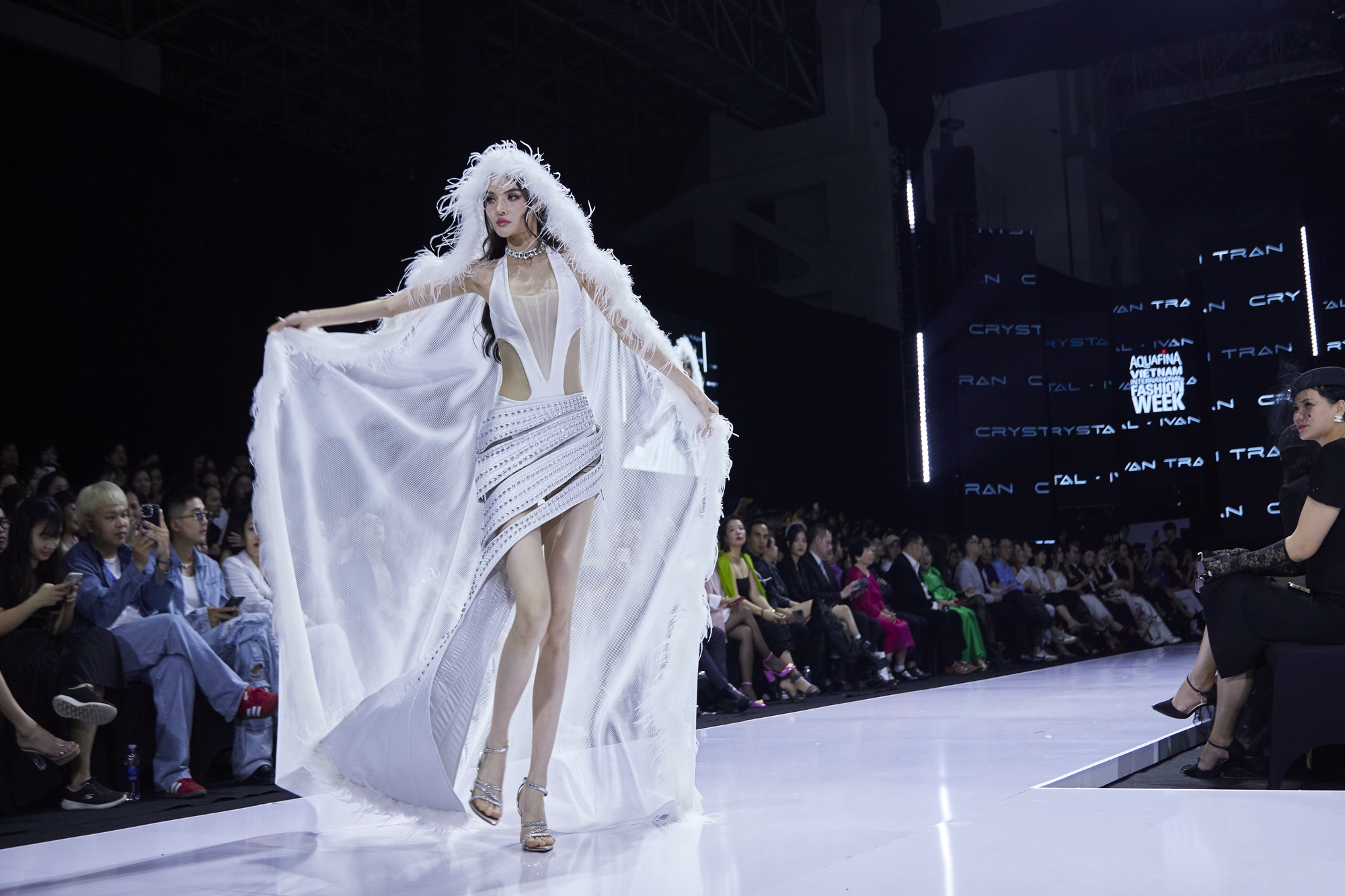 Người đẹp Bùi Khánh Linh, Lê Thu Trang khuấy động sàn catwalk - Ảnh 16.