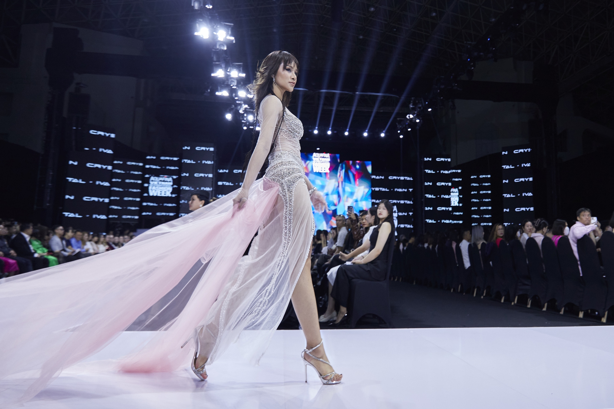 Người đẹp Bùi Khánh Linh, Lê Thu Trang khuấy động sàn catwalk