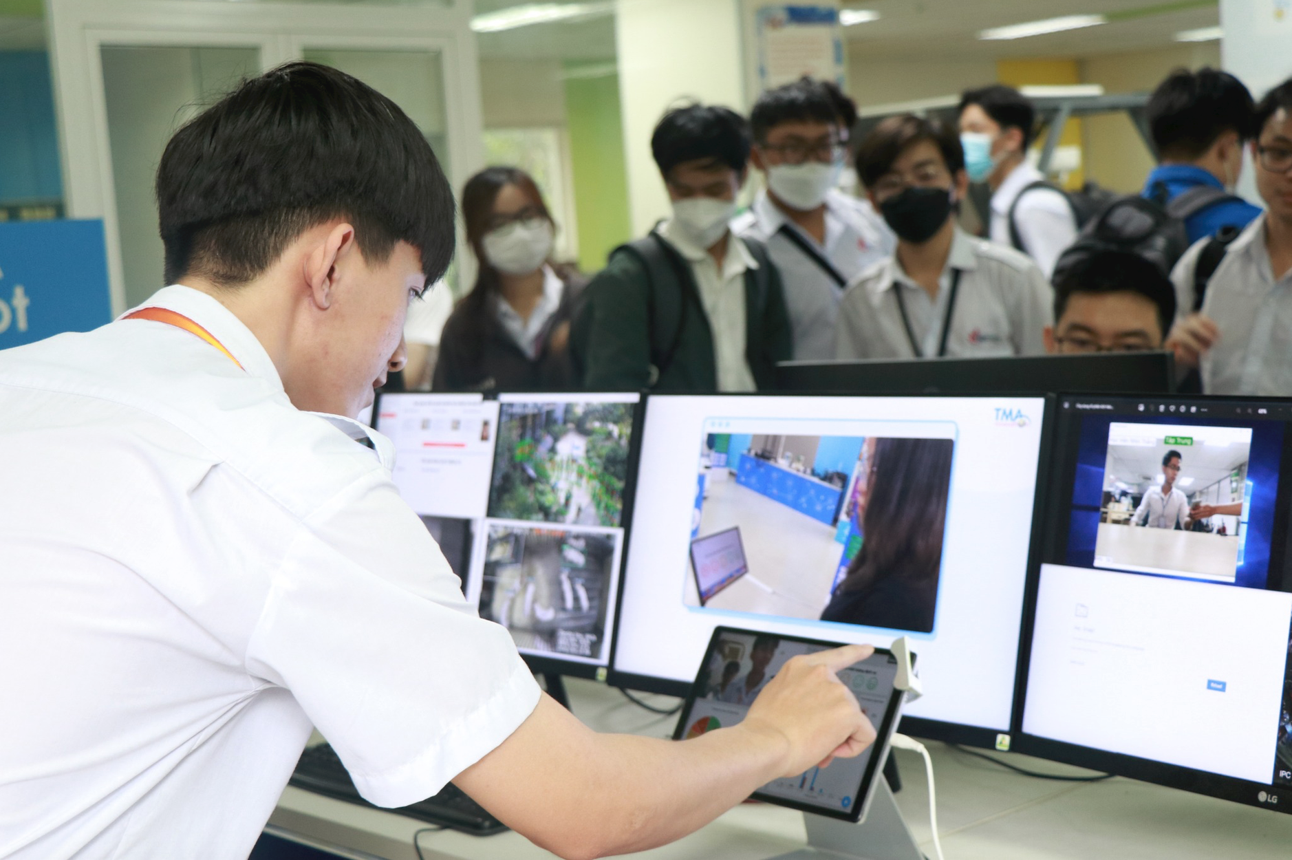 Người lao động cần làm gì khi doanh nghiệp "đóng băng" tuyển dụng?