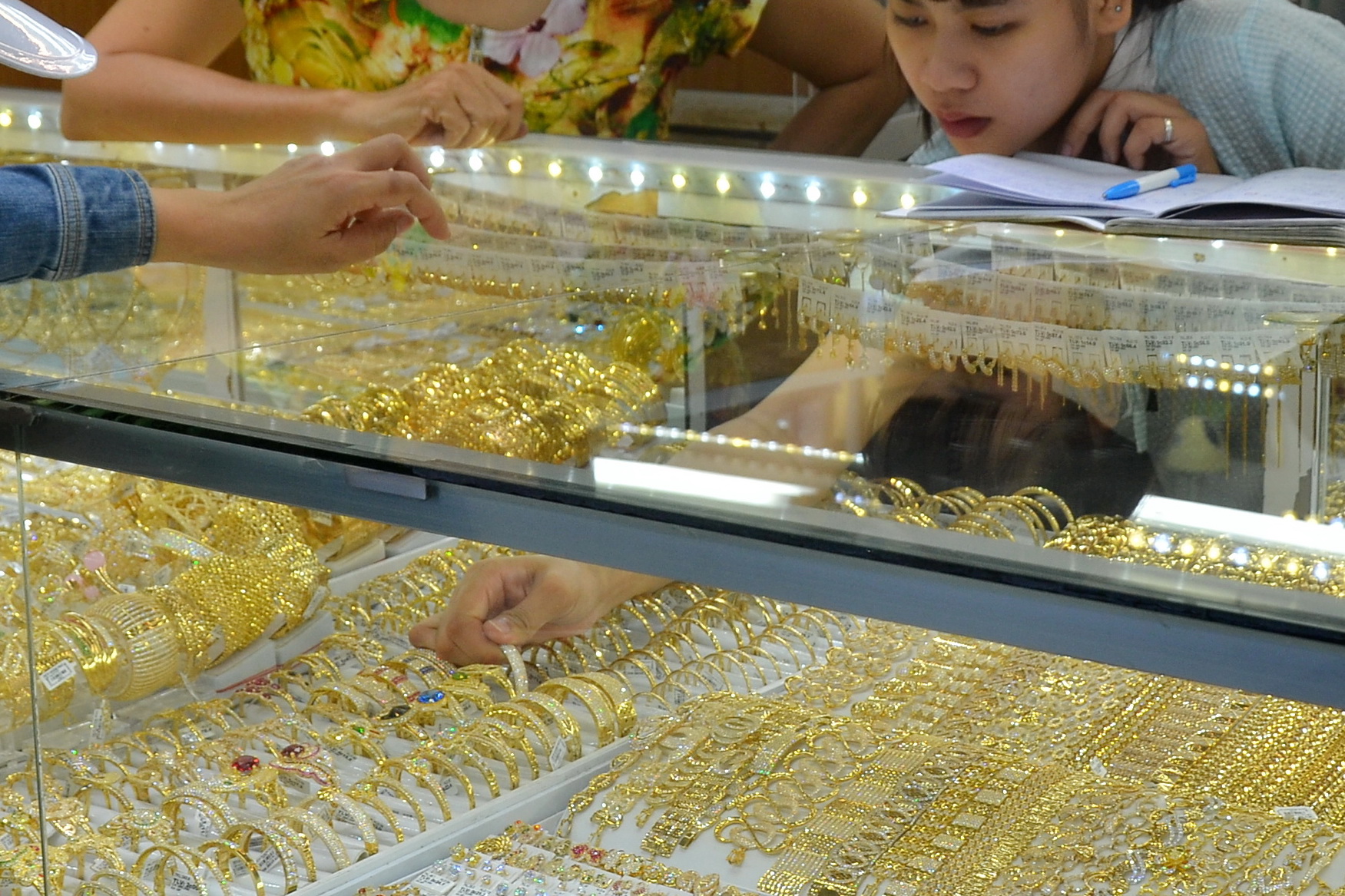 V&agrave;ng nhẫn 24K l&ecirc;n s&aacute;t v&ugrave;ng 60 triệu đồng, nhiều người tiếc v&igrave; b&aacute;n sớm - Ảnh 1.