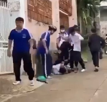 Vụ học sinh bị nhóm bạn đánh hội đồng: Nam sinh gãy ngón tay, công an vào cuộc