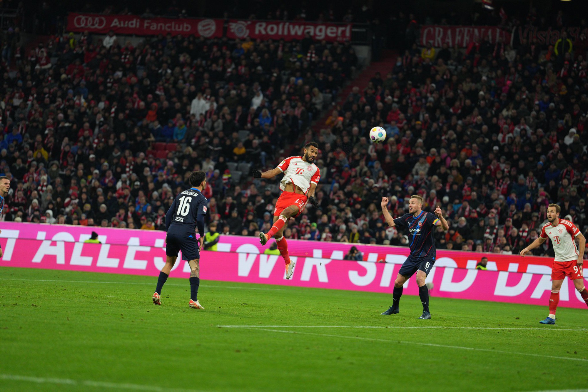 Thắng nhọc nhằn tân binh Heidenheim, Bayern Munich tạm thời dẫn đầu Bundesliga - Ảnh 2.
