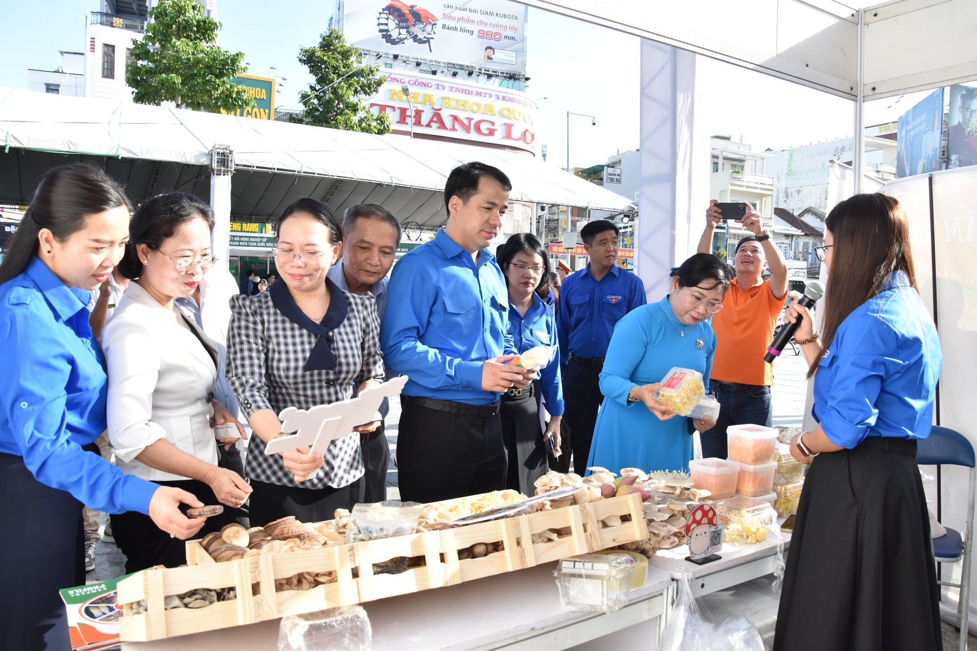 Khai mạc hội chợ nông sản thanh niên toàn quốc tại Sóc Trăng - Ảnh 3.