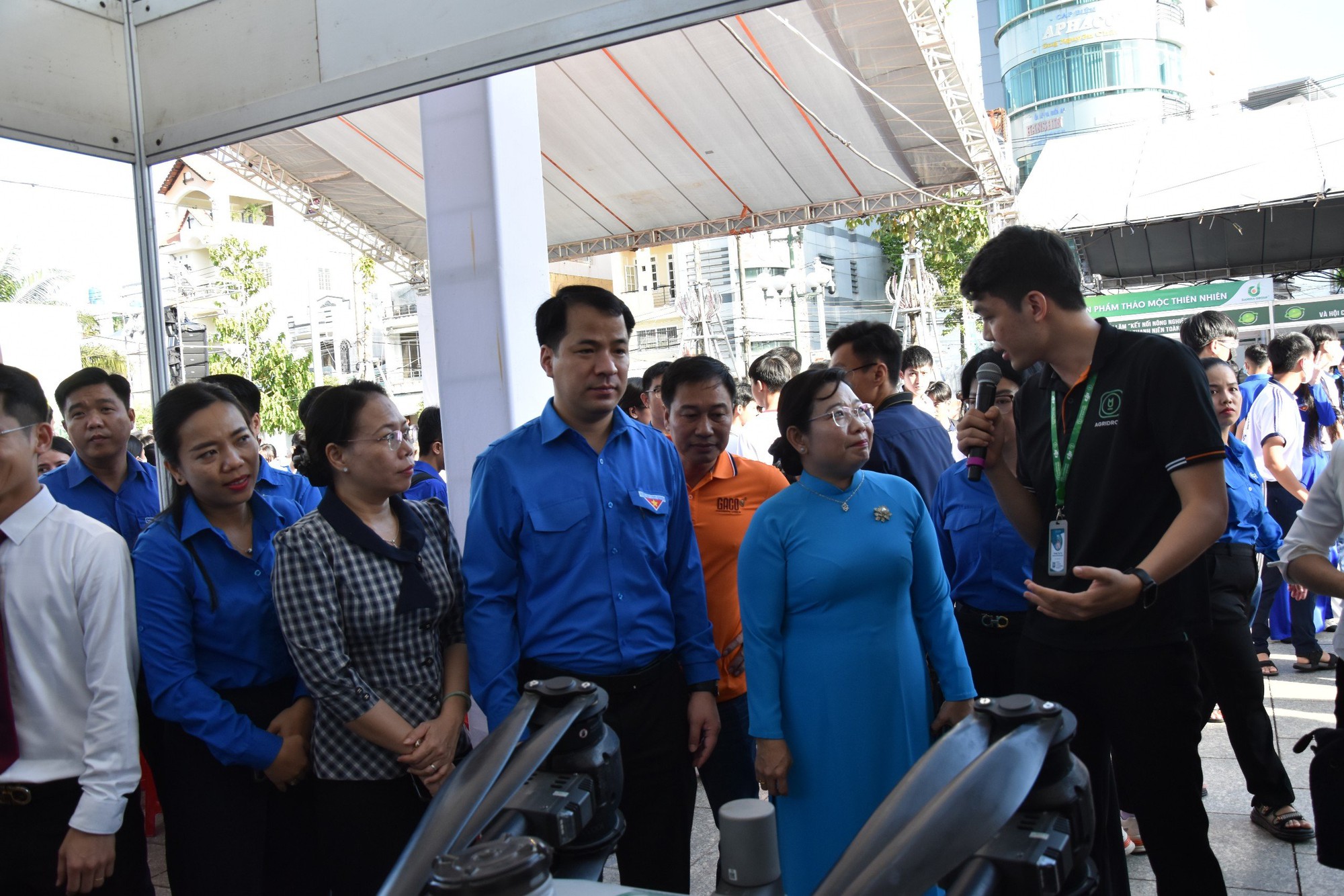Khai mạc hội chợ nông sản thanh niên toàn quốc tại Sóc Trăng - Ảnh 7.