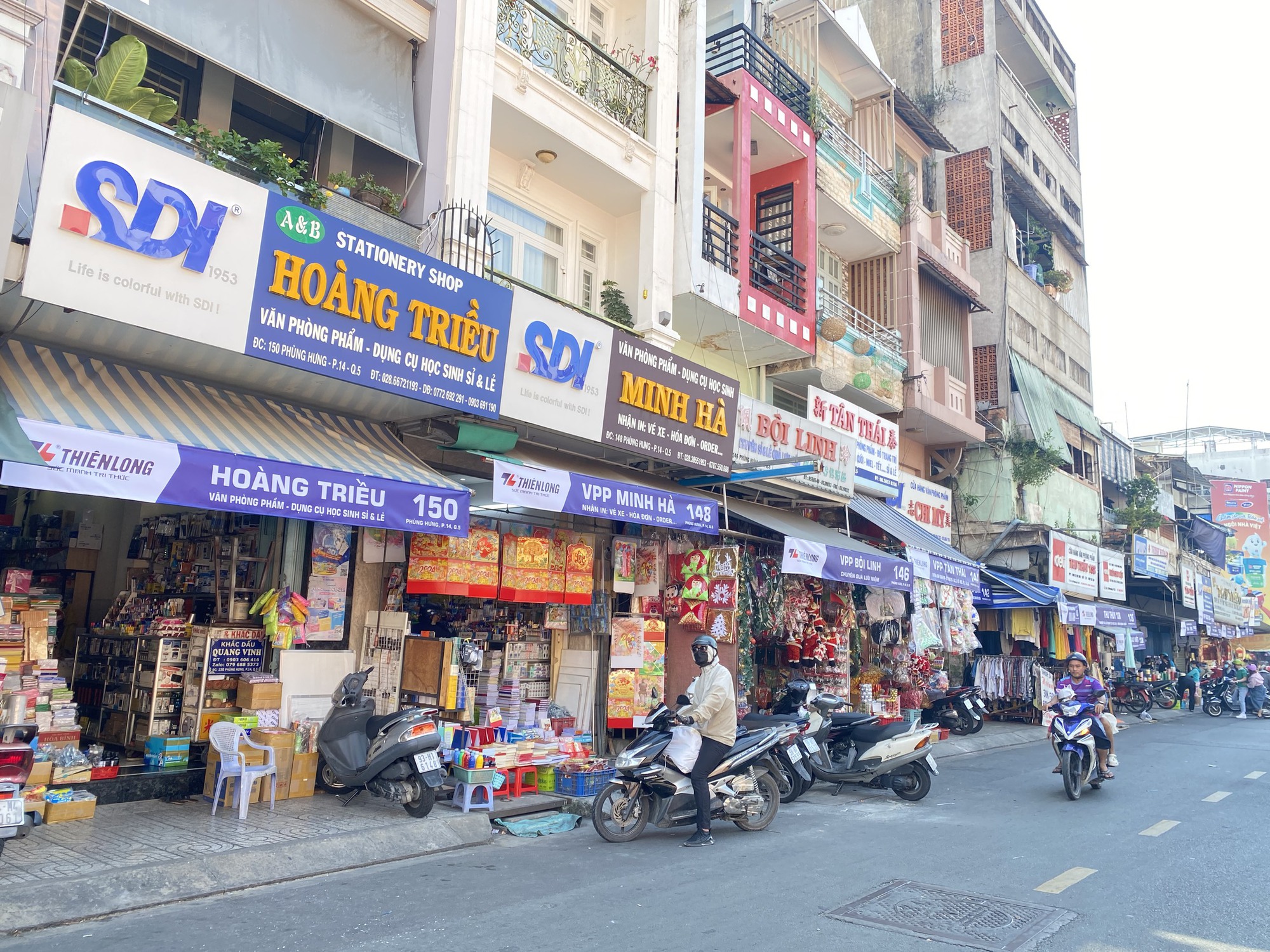 Phố văn phòng phẩm Phùng Hưng ở TP HCM có gì đặc biệt?