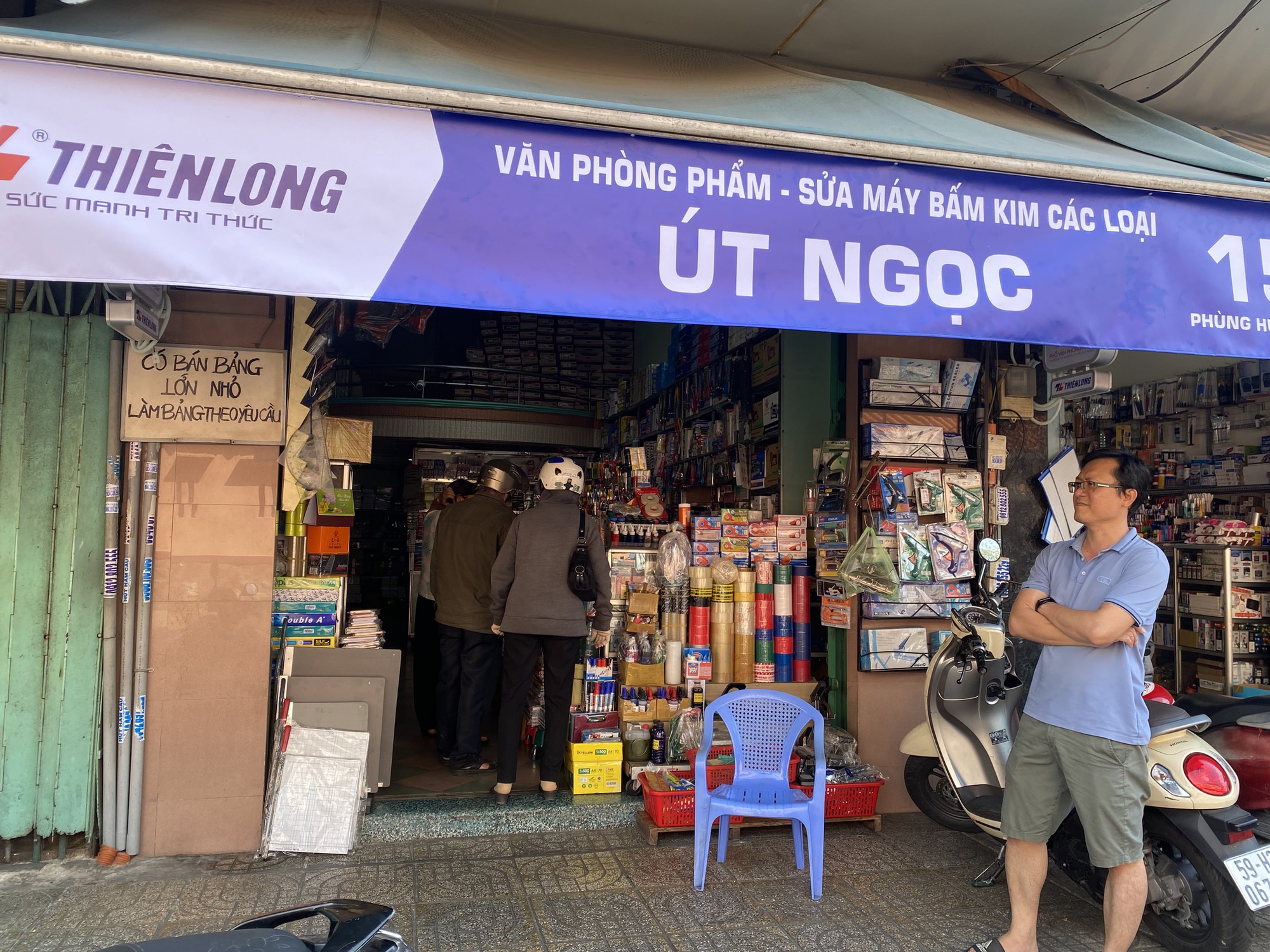 Phố văn ph&ograve;ng phẩm Ph&ugrave;ng Hưng ở TP HCM c&oacute; g&igrave; đặc biệt? - Ảnh 2.