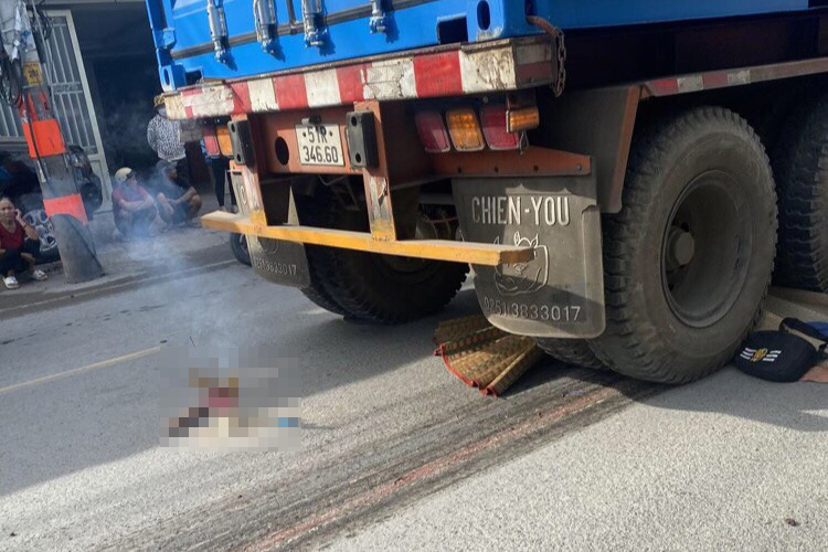 Lại xảy tai nạn giao thông nghiêm trọng ở Thủ Đức, chồng ôm thi thể vợ khóc nghẹn