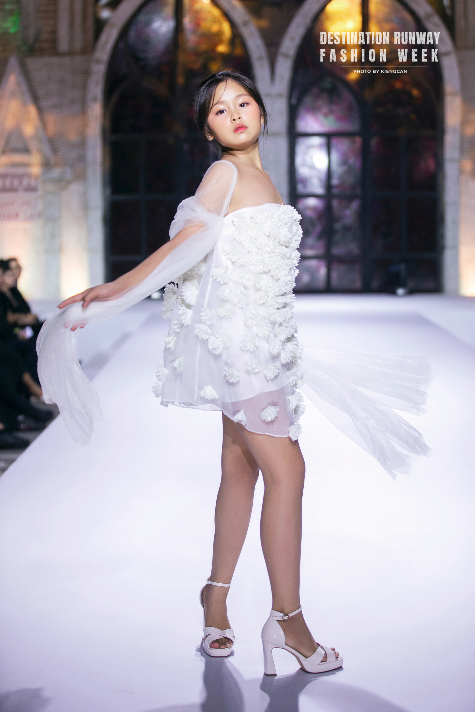 Loạt mẫu nhí nhà Xuân Lan tỏa sáng trên sàn catwalk - Ảnh 16.