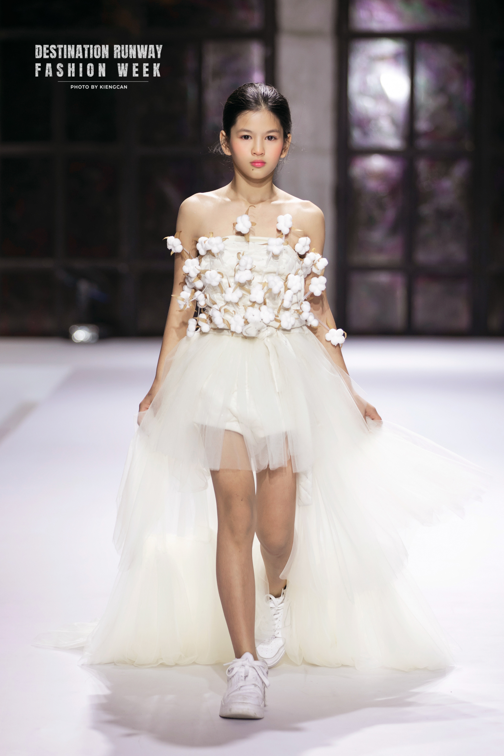 Loạt mẫu nhí nhà Xuân Lan tỏa sáng trên sàn catwalk - Ảnh 14.