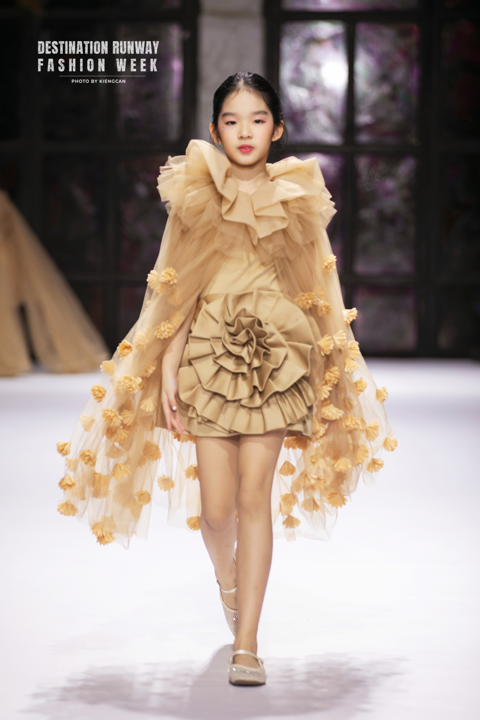 Loạt mẫu nhí nhà Xuân Lan tỏa sáng trên sàn catwalk - Ảnh 4.